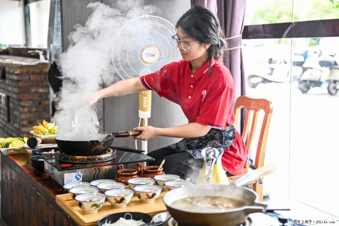 全网追的“扁担女孩”,找了一份暑假工,时薪12元 - 通辽生活资讯 - 通辽28生活网 tongliao.28life.com